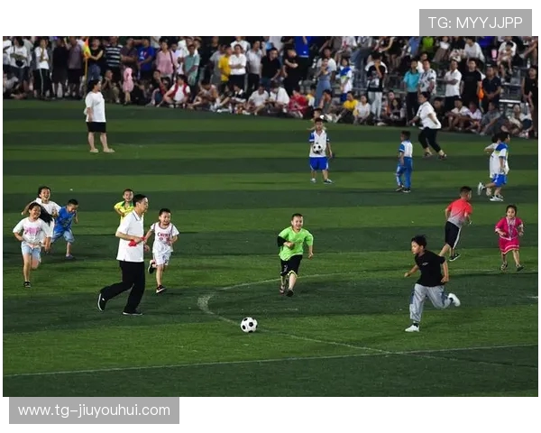 会飞的拖鞋足球掀起奇幻竞技风潮点燃夏日创意动感赛场盛典全民狂欢